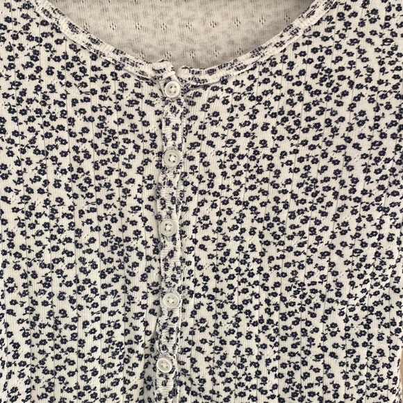 Cute and soft - John Galt blue and white floral shirt. Brandy Melville. One size - Picture 3 of 4